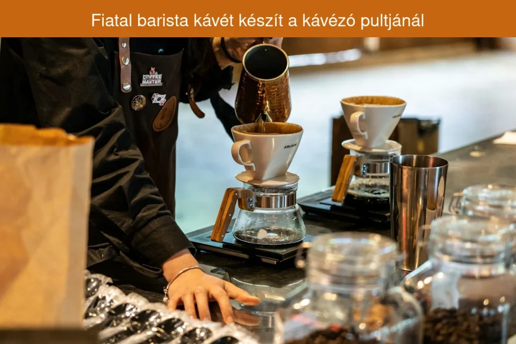 Fiatal barista kávét készít a kávézó pultjánál
