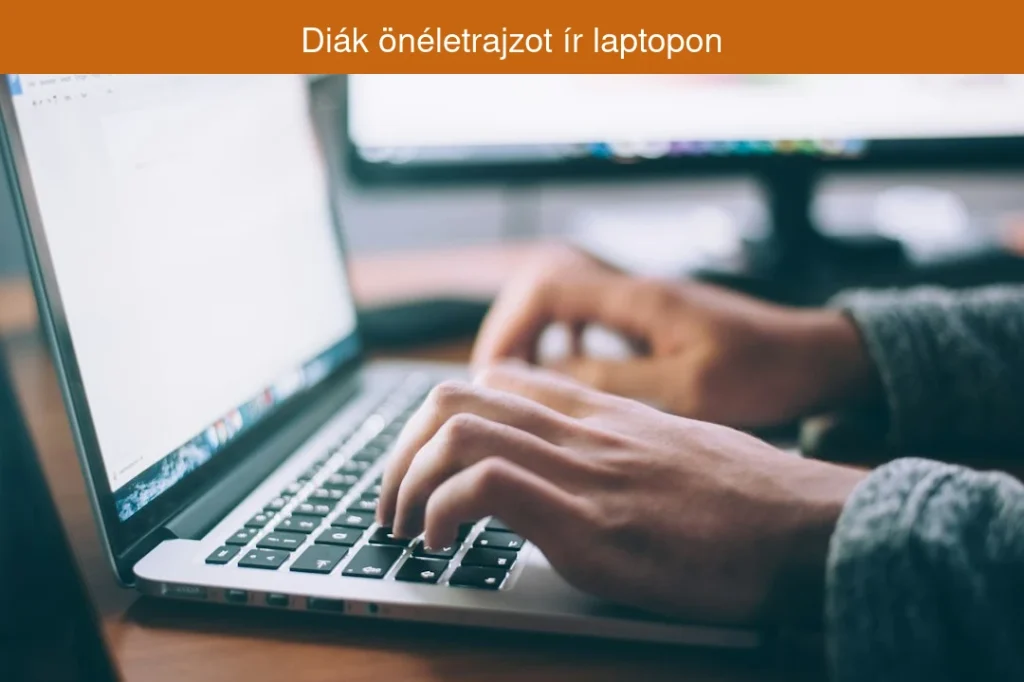 Diák önéletrajzot ír laptopon