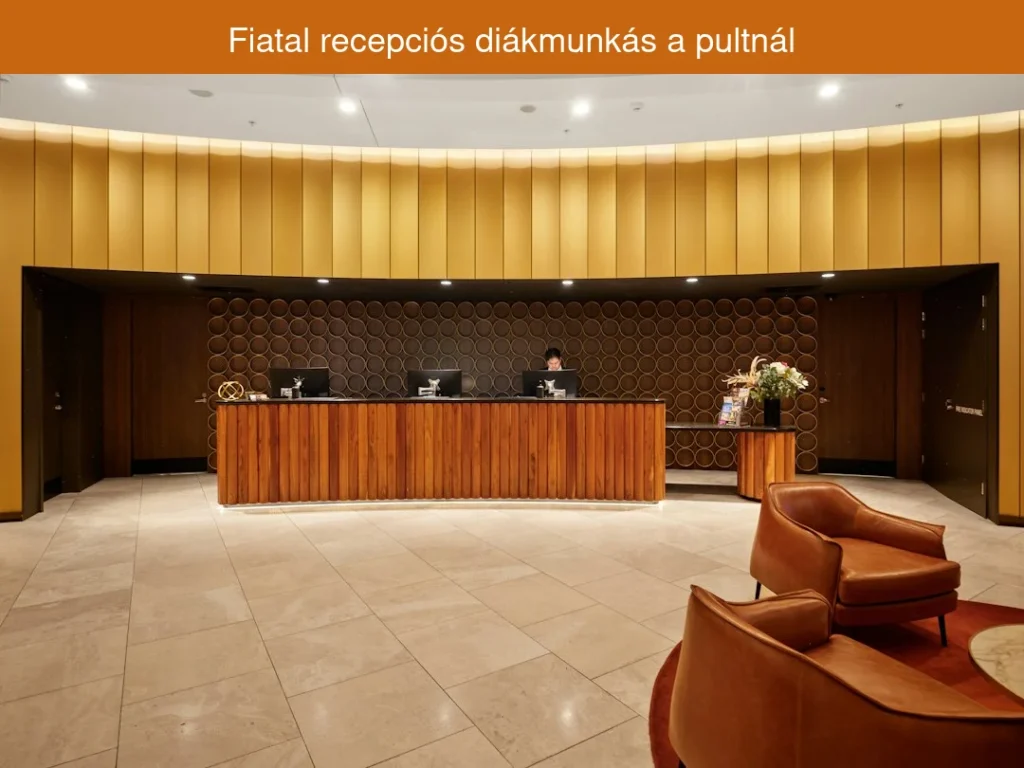 Fiatal recepciós diákmunkás a pultnál